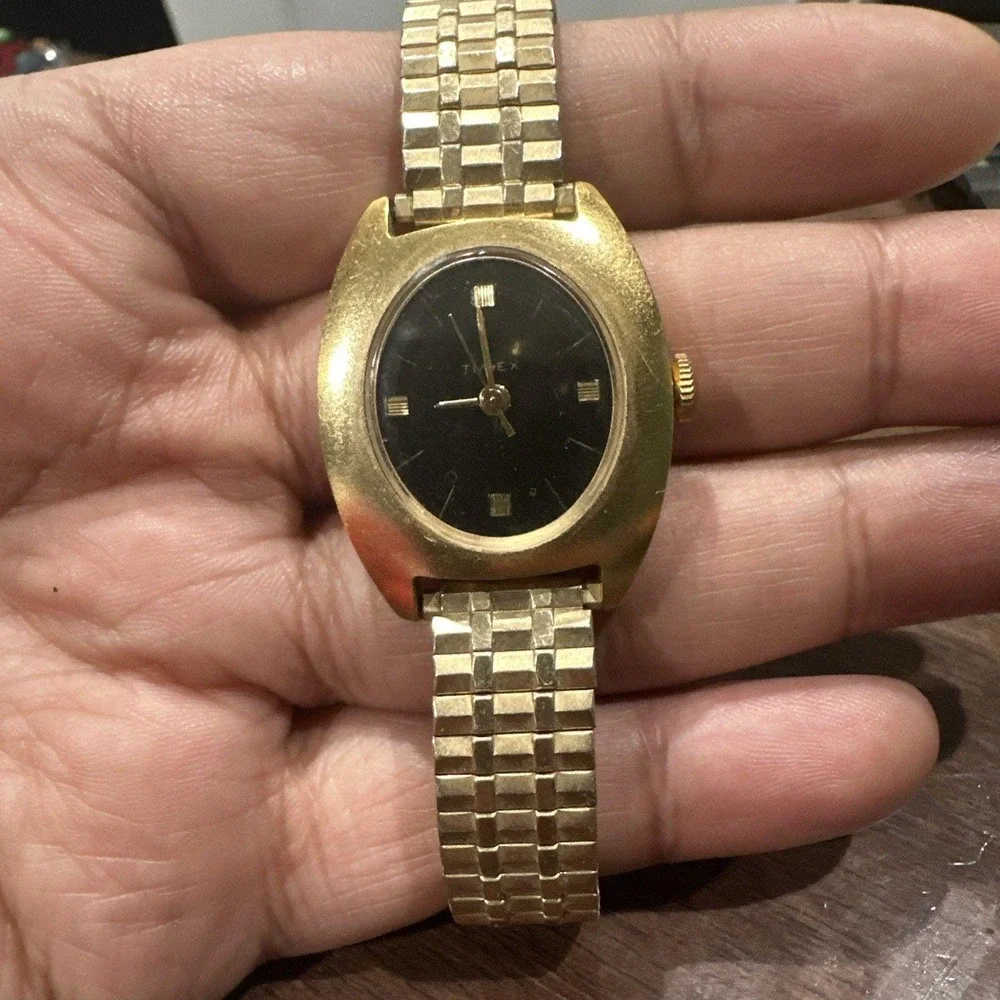 Working Vintage‎ 1970s TIMEX Women's 30mm Black Face Oval Mechanical Watch Gold